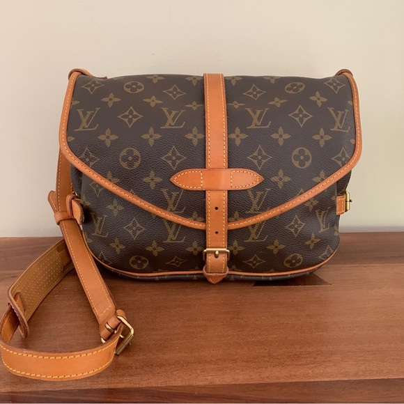 Louis Vuitton Handbags - Vintage authentic Louis Vuitton Saumur 30 crossbody